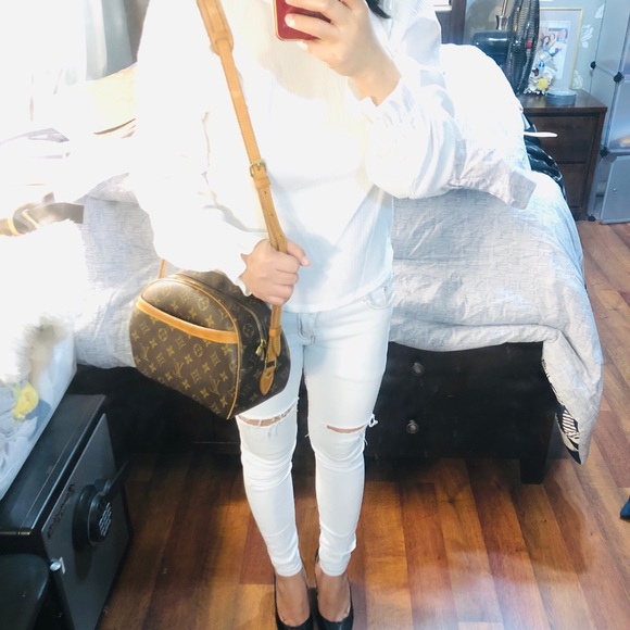 Authentic Louis Vuitton Blois,no peeling with cracking on vachetta strap only. - Picture 8 of 17